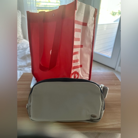 🍋 lululemon 🍋 Everywhere Belt Bag NWOT Seal Grey - Picture 1 of 4